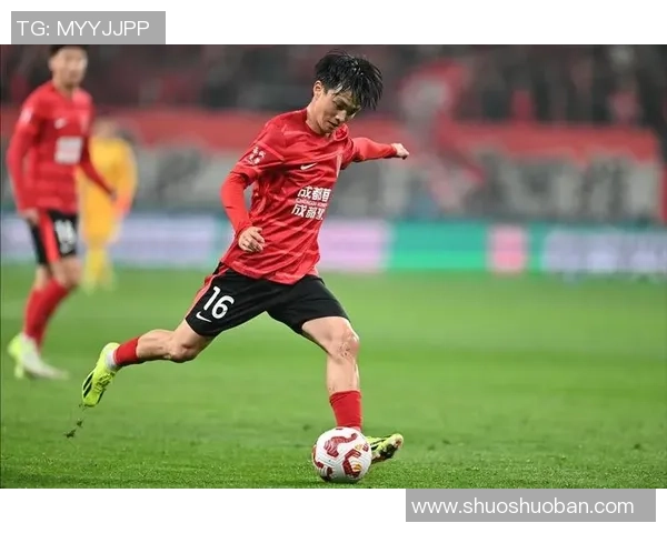 职业足球明星杨明洋的成长之路与辉煌成就全景揭秘